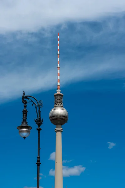 アレクサンダー広場のベルリンのテレビ塔は — ストック写真