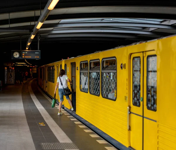 Cestující Berlínského Bahn Vlakovém Nádraží — Stock fotografie