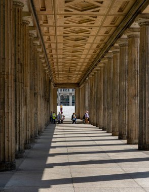 Almanya 'nın Berlin kentindeki Müze Adası' ndaki yeni müzede turistler ve sanatçılar