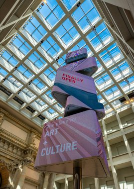 Humboldt Forumu 'ndaki müzeler ve Almanya' nın Mitte kentindeki yeniden inşa edilen şehir sarayı için para kasaları ve bilgi alanlarıyla dolu büyük bir salon.