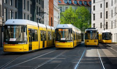 Berlin trafiğinde sarı tramvaylar