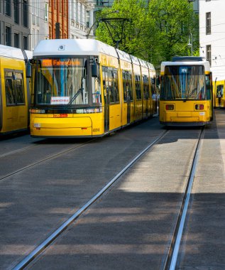 Berlin trafiğinde sarı tramvaylar