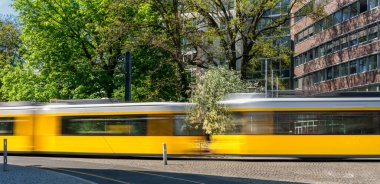 Berlin trafiğinde sarı tramvaylar