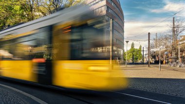 Berlin trafiğinde sarı tramvaylar