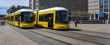 Berlin trafiğinde sarı tramvaylar