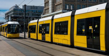 Berlin trafiğinde sarı tramvaylar