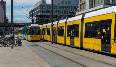 Berlin trafiğinde sarı tramvaylar