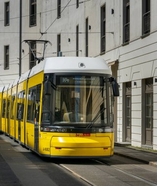 Berlin trafiğinde sarı tramvaylar