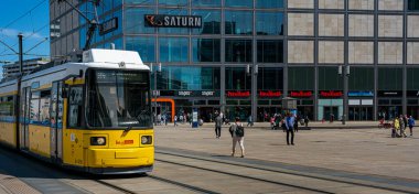 Berlin trafiğinde sarı tramvaylar