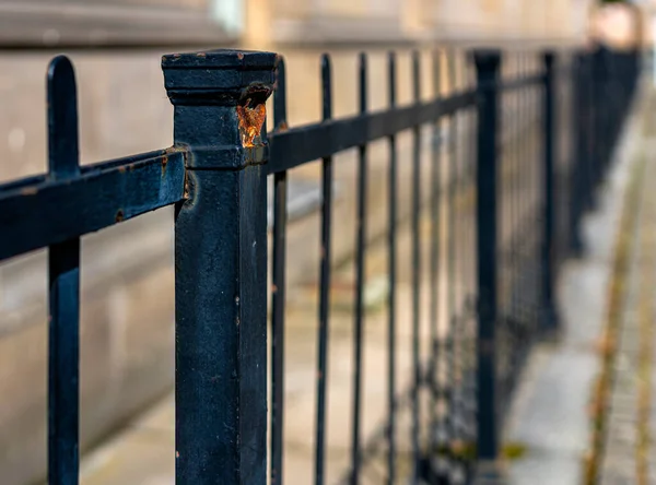 Recinzione Metallo Arrugginito Una Proprietà — Foto Stock