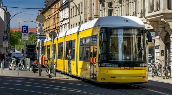 Bondes Amarelos Tráfego Berlim Cidade — Fotografia de Stock