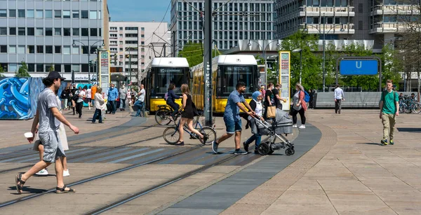 Tram Passanti Nel Traffico Berlinese Alexanderplatz Berlin Germania — Foto Stock