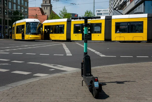 Żółte Tramwaje Ruchu Berlina Mieście — Zdjęcie stockowe