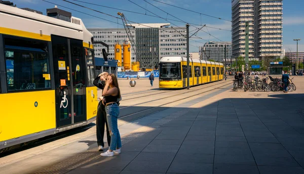 Tranvías Transeúntes Tráfico Berlín Alexanderplatz Berlín Alemania — Foto de Stock