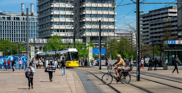 Straßenbahnen Und Passanten Berliner Verkehr Alexanderplatz Berlin — Stockfoto