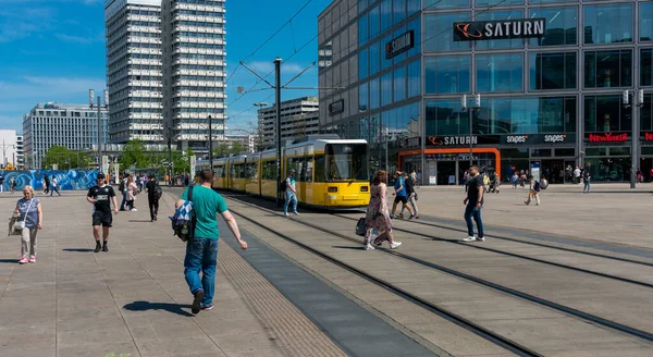 Tram Passanti Nel Traffico Berlinese Alexanderplatz Berlin Germania — Foto Stock