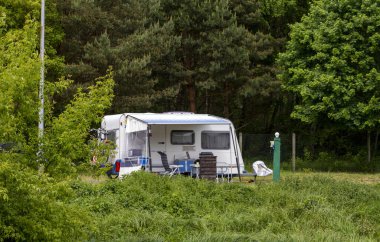 Berlin 'in varoşlarındaki nehir kenarında karavan taşıyan vahşi kampçılar.