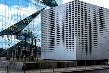 Merkez istasyon ve küp Berlin 'de Washingtonplatz' da