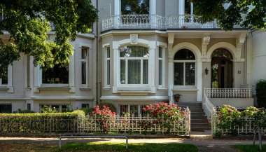 Hamburg ve Blankenese 'deki güzel ve eski beyaz villalar