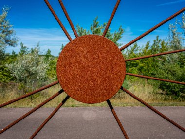 Graefenhainichen, Saksonya-Anhalt 'daki Ferropolis şehrinde paslı sanat eserleri,