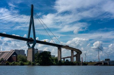 Hamburg, Almanya 'da Elbe üzerindeki Khlbrand Köprüsü