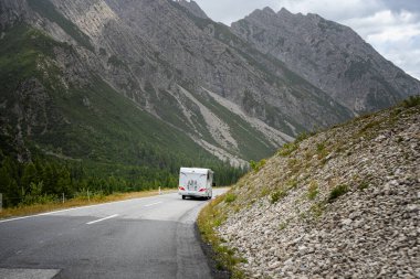 Avusturya 'nın Tyrol kentindeki yılanların arasından kamp arabası geçiyor.,