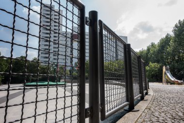 Yüksek katlı bir arazi üzerinde zincir bağlantı çit üzerinden seyir