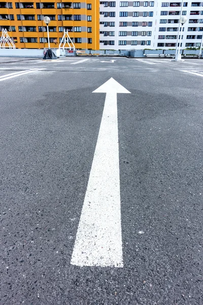 Direção de seta na estrada — Fotografia de Stock