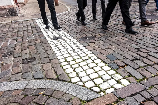 Weiße Begrenzungslinie auf der Straße des Kopfsteinpflasters — Stockfoto