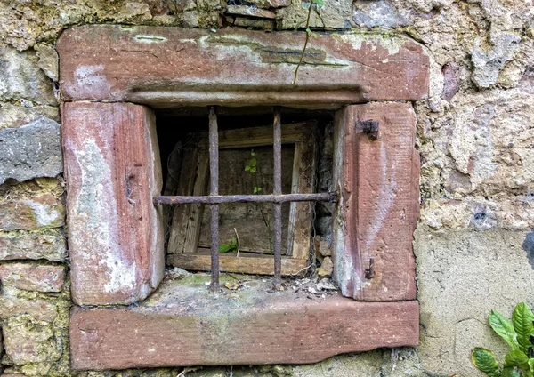 Kelder venster van een kasteel — Stockfoto