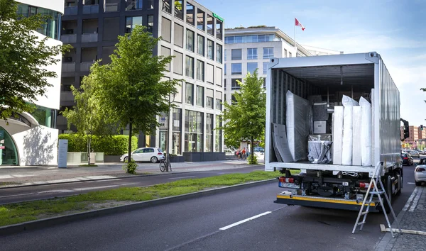 Kamyon şilteler sunar