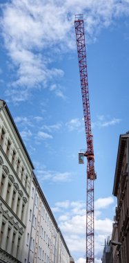 Vinç dar bir sokakta duruyor