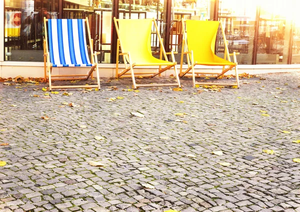 Deck chairs in the middle of the city — Stock Photo, Image