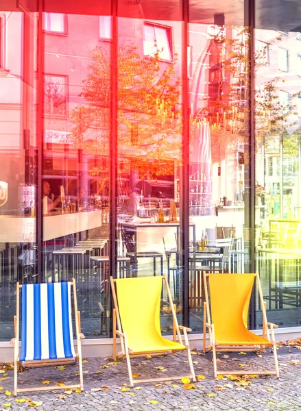 Deck chairs in the middle of the city — Stock Photo, Image