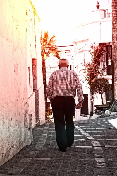 Senior taking a walk on a hot day — Stock Photo, Image