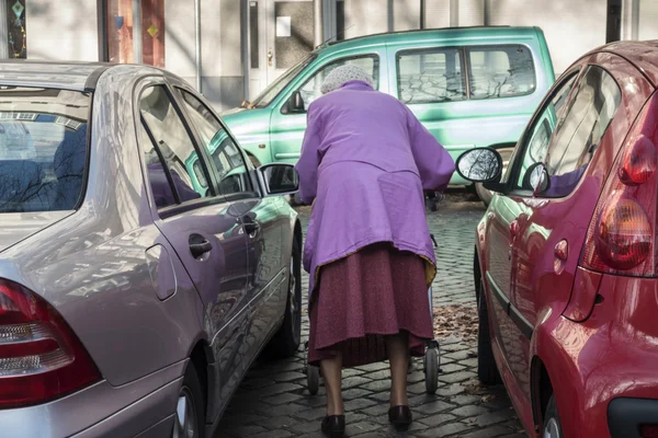 Omslachtige weg voor een senior — Stockfoto