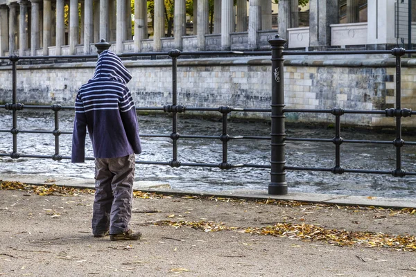 Eenzame kind in de stad — Stockfoto