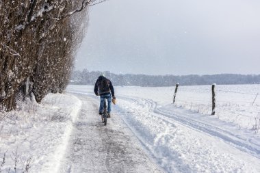 Kışın bisikletçi