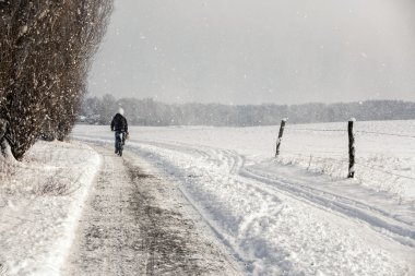 Kışın bisikletçi