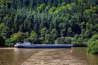 Neckar Nehri üzerinde bir mavna sürücüler