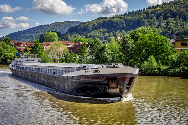 Ein Lastkahn auf dem Neckar fährt — Stockfoto