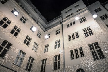 Geceleri arka bahçe