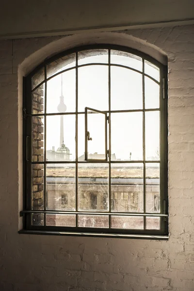 Fenster zum Innenhof — Stockfoto