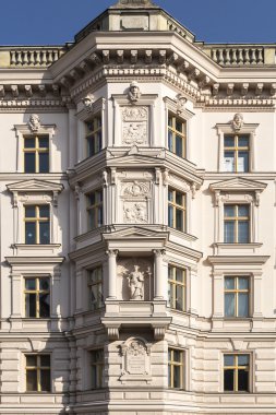 Evin cephe Berlin'de geri