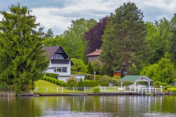 Hus vid sjön — Stockfoto