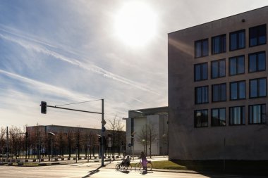 Yolda bisikletçiler var.