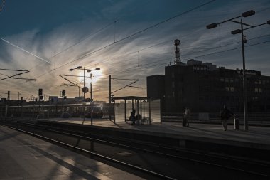 Ana tren istasyonu güneş ışığı altında