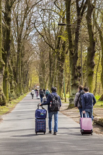 Adolescents courant le long d'une avenue — Photo