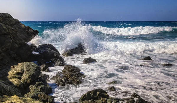 Ondas no penhasco — Fotografia de Stock