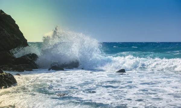 Waves on the cliff — Stock Photo, Image